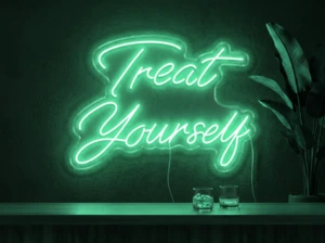 Neonskylt «Treat Yourself» i mintgrön LED-neon, monterad på vägg
