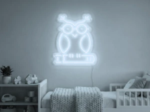 Neonskylt «Uggla» i iskall vit LED-neon, monterad på vägg