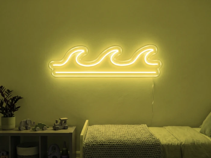 Neonskylt «Våg» i gul LED-neon, monterad på vägg