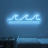 Neonskylt «Våg» i isblå LED-neon, monterad på vägg