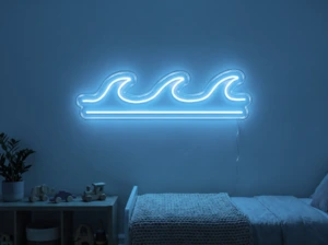 Neonskylt «Våg» i isblå LED-neon, monterad på vägg