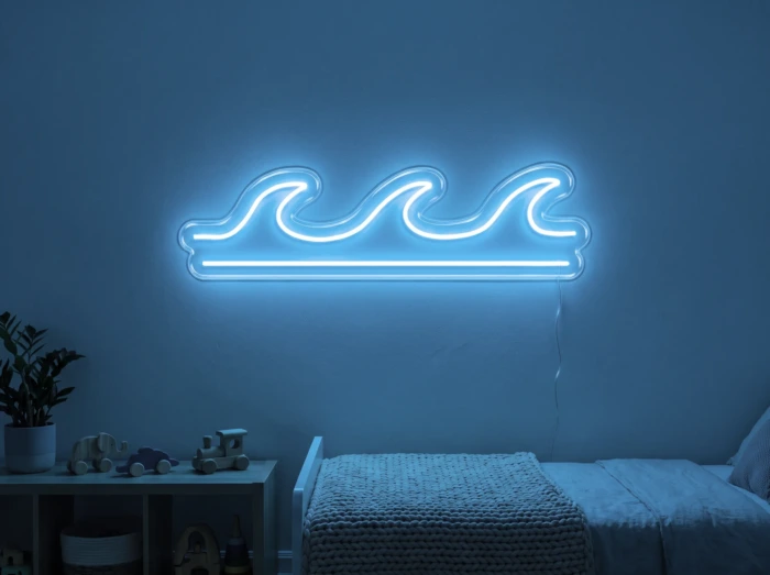 Neonskylt «Våg» i isblå LED-neon, monterad på vägg