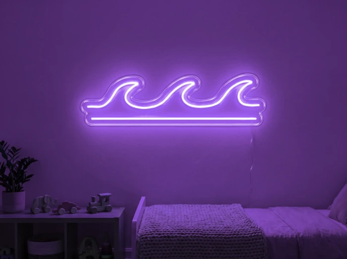 Neonskylt «Våg» i lila LED-neon, monterad på vägg