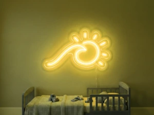 Neonskylt «Våg och sol» i gul LED-neon, monterad på vägg