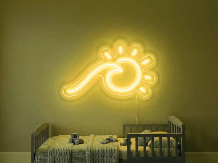 Neonskylt «Våg och sol» i gul LED-neon, monterad på vägg