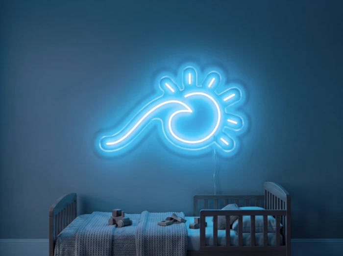 Neonskylt «Våg och sol» i isblå LED-neon, monterad på vägg