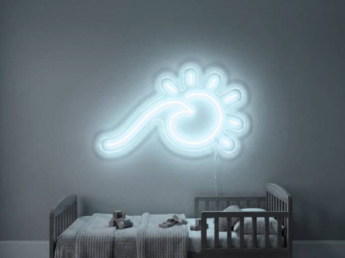 Neonskylt «Våg och sol» i iskall vit LED-neon, monterad på vägg
