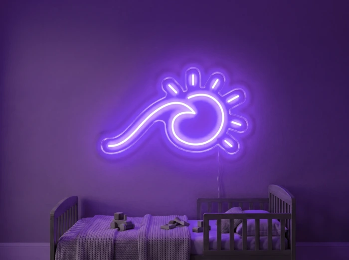 Neonskylt «Våg och sol» i lila LED-neon, monterad på vägg