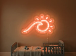 Neonskylt «Våg och sol» i orange LED-neon, monterad på vägg