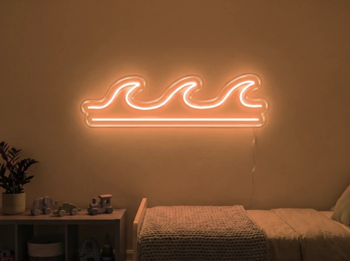 Neonskylt «Våg» i orange LED-neon, monterad på vägg