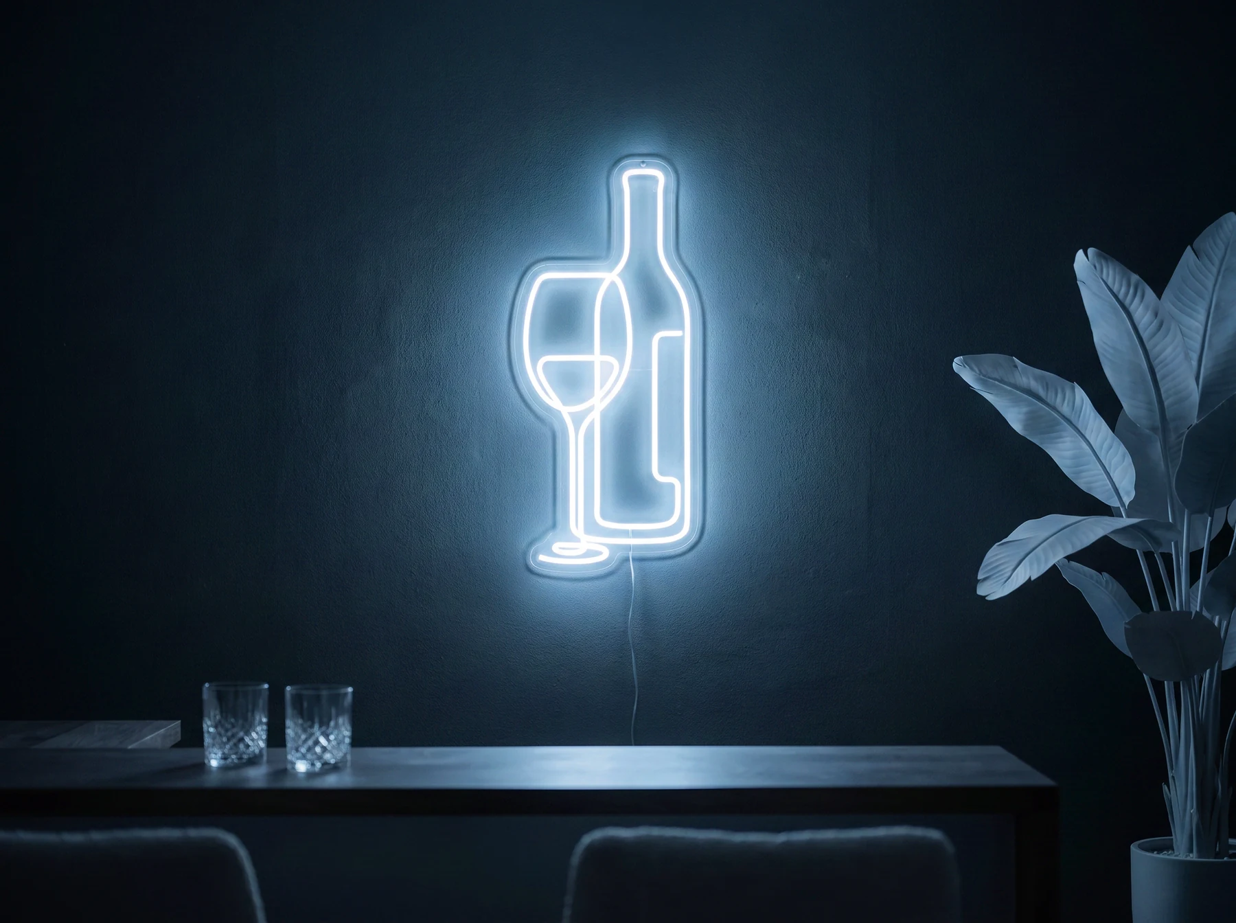 Neonskylt «Vinglas och flaska» i isblå LED-neon, monterad på vägg