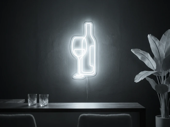 Neonskylt «Vinglas och flaska» i iskall vit LED-neon, monterad på vägg