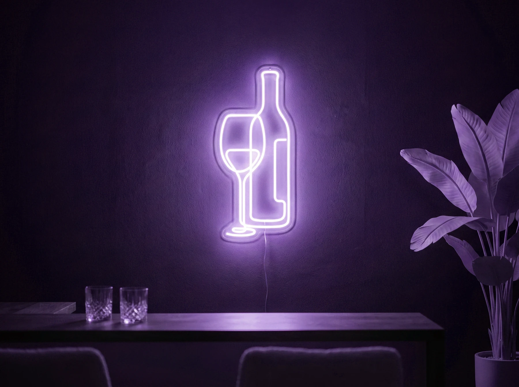 Neonskylt «Vinglas och flaska» i lila LED-neon, monterad på vägg