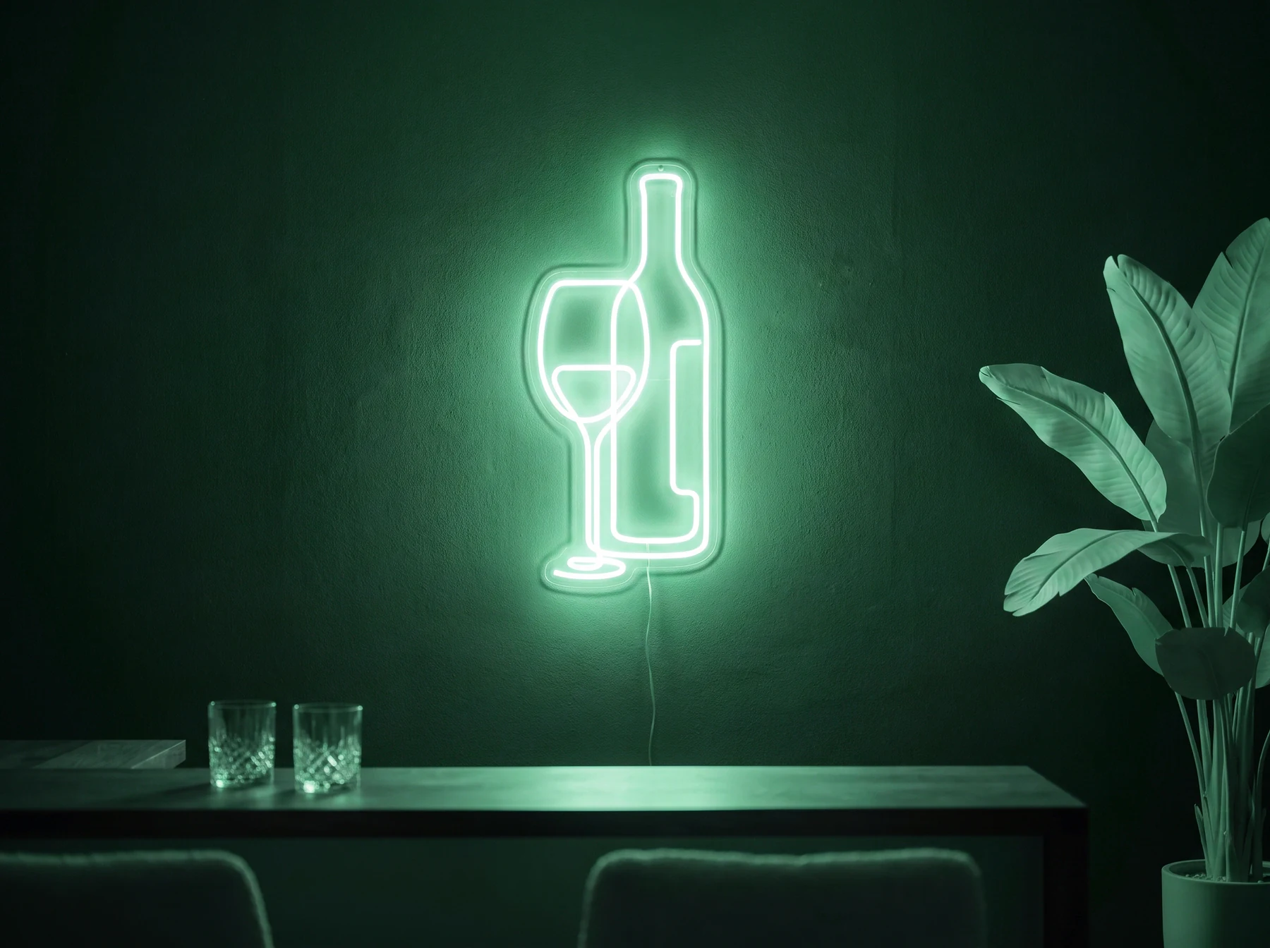 Neonskylt «Vinglas och flaska» i mintgrön LED-neon, monterad på vägg