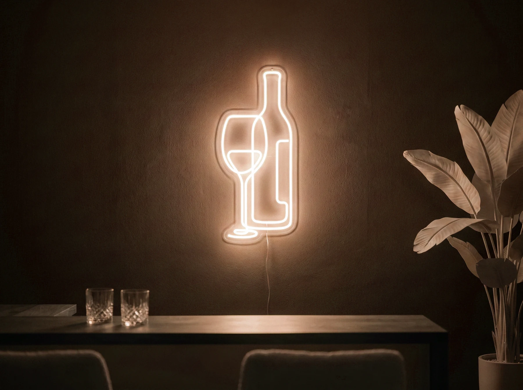 Neonskylt «Vinglas och flaska» i orange LED-neon, monterad på vägg