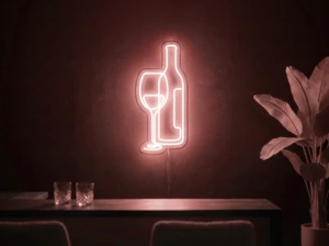 Neonskylt «Vinglas och flaska» i röd LED-neon, monterad på vägg