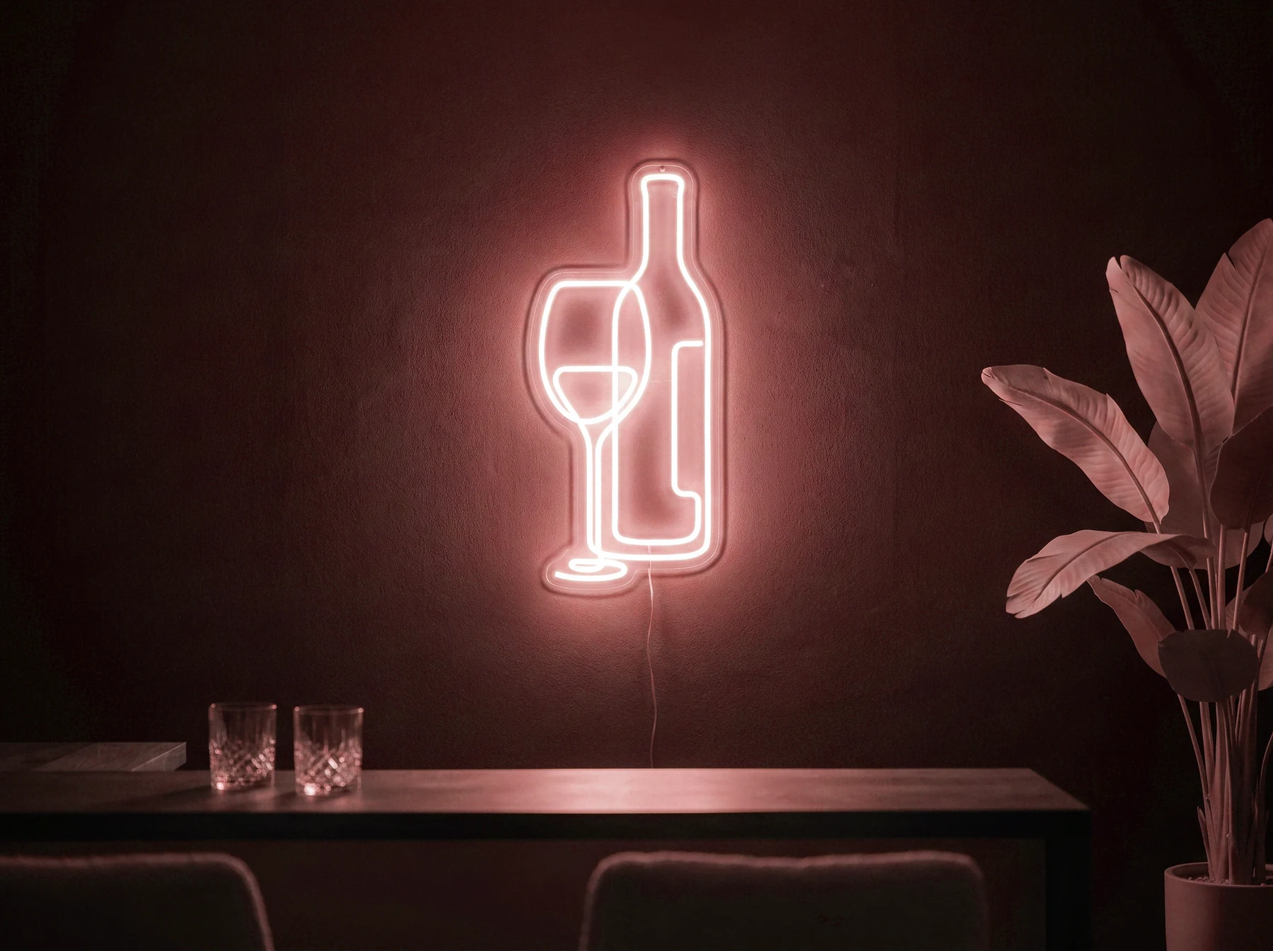 Neonskylt «Vinglas och flaska» i röd LED-neon, monterad på vägg