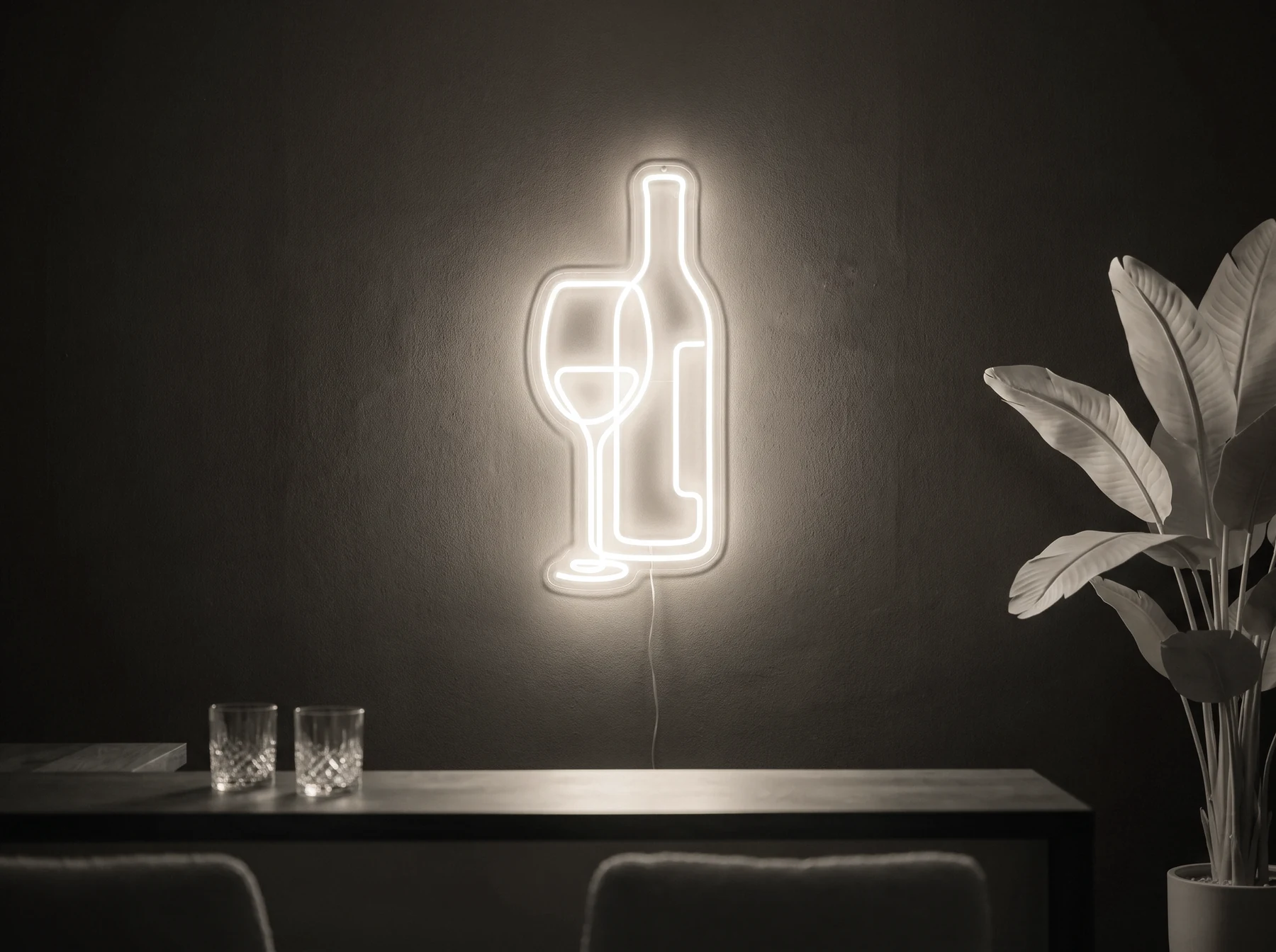 Neonskylt «Vinglas och flaska» i varmvit LED-neon, monterad på vägg