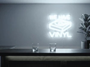 Neonskylt «We Have Vinyl» i iskall vit LED-neon, monterad på vägg