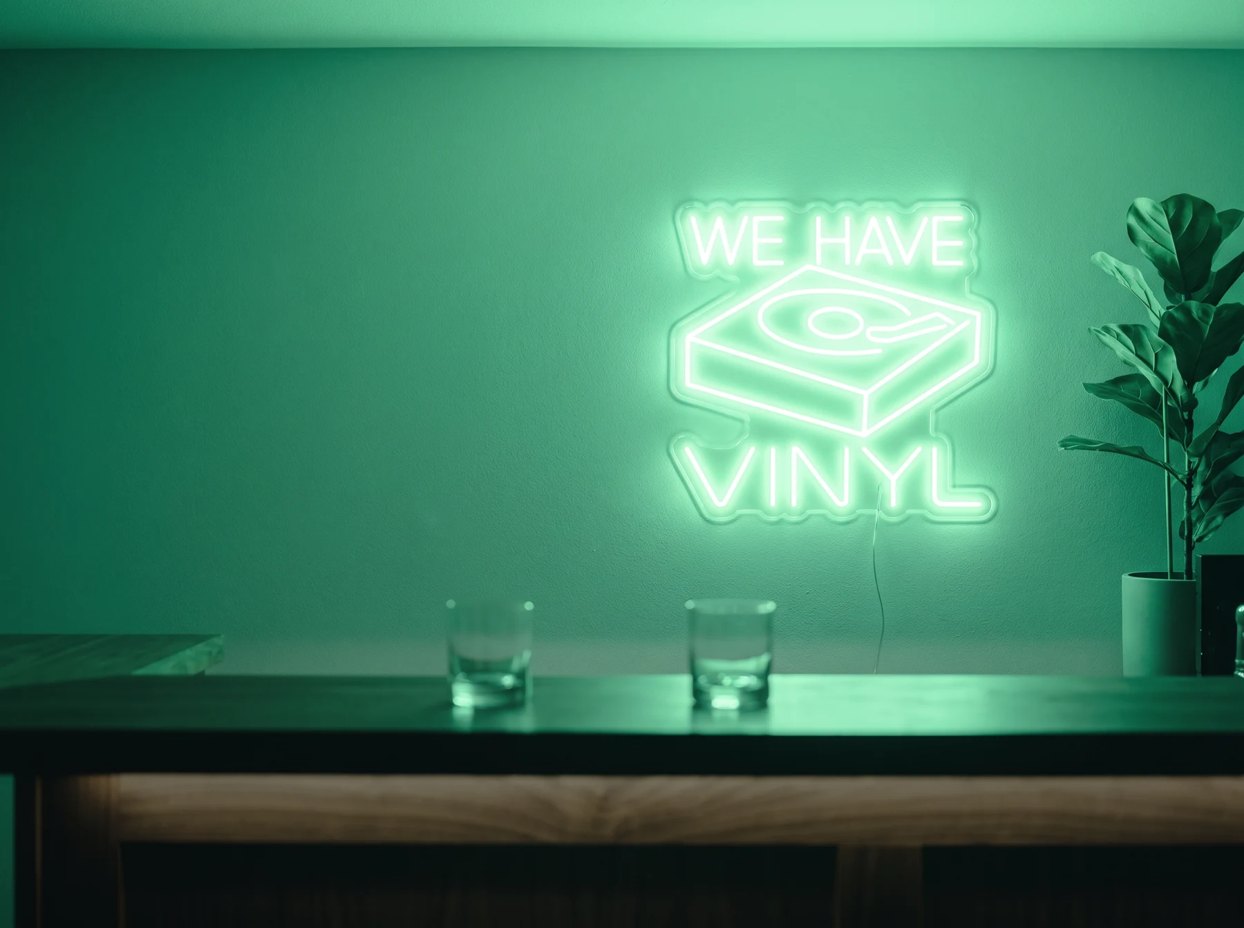 Neonskylt «We Have Vinyl» i mintgrön LED-neon, monterad på vägg