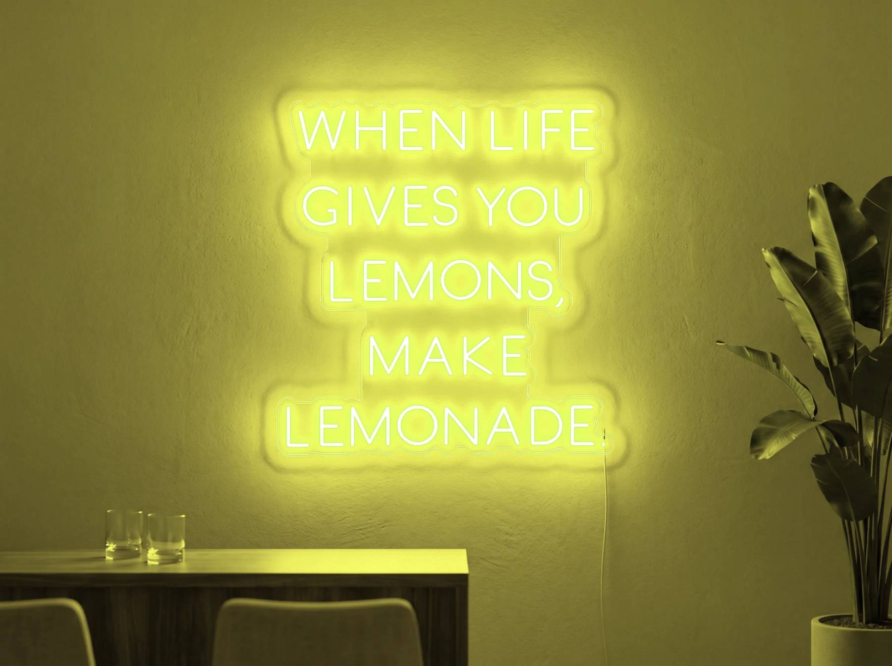 Neonskylt «When Life Gives You Lemons» i gul LED-neon, monterad på vägg