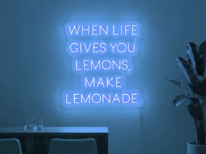 Neonskylt «When Life Gives You Lemons» i isblå LED-neon, monterad på vägg