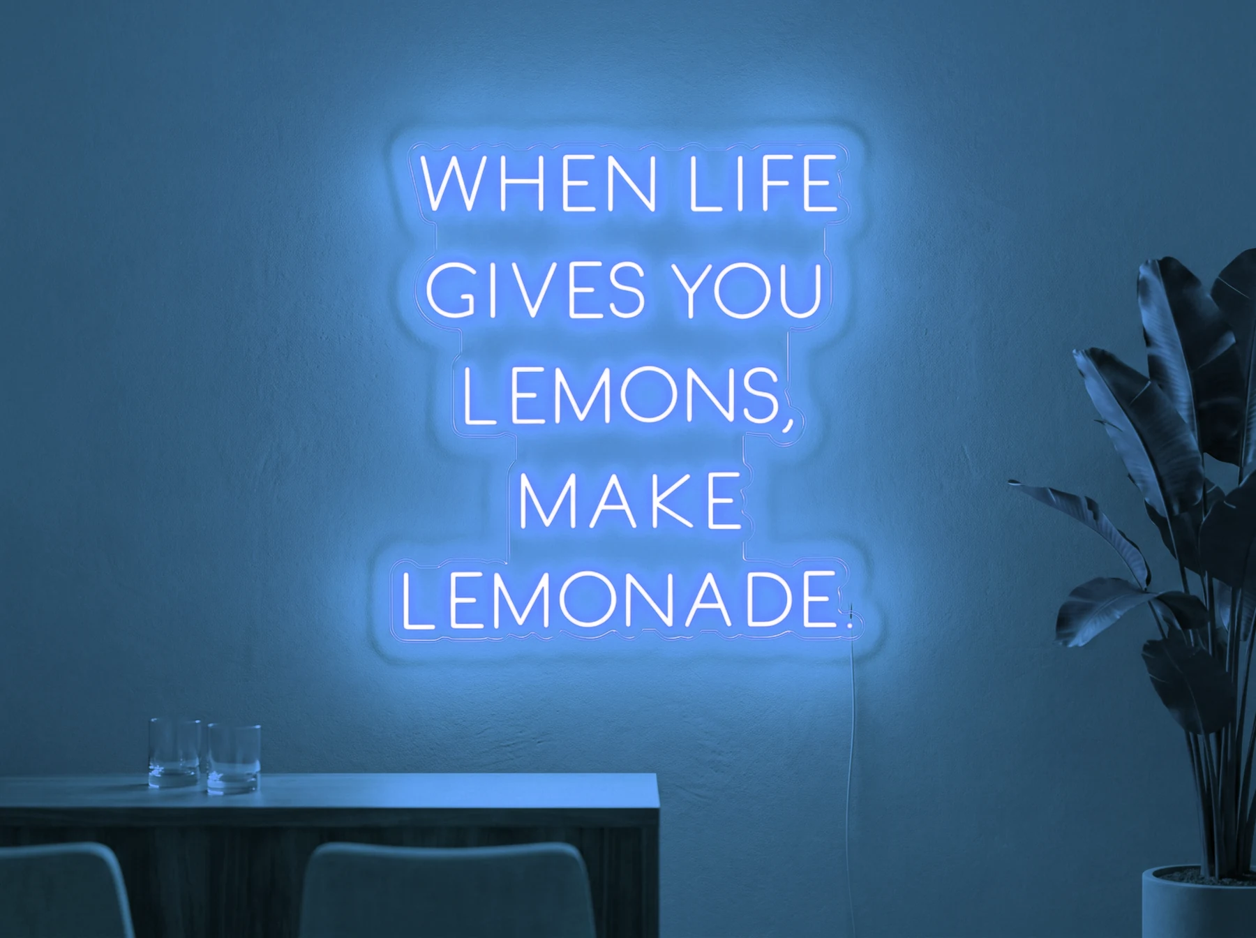 Neonskylt «When Life Gives You Lemons» i isblå LED-neon, monterad på vägg