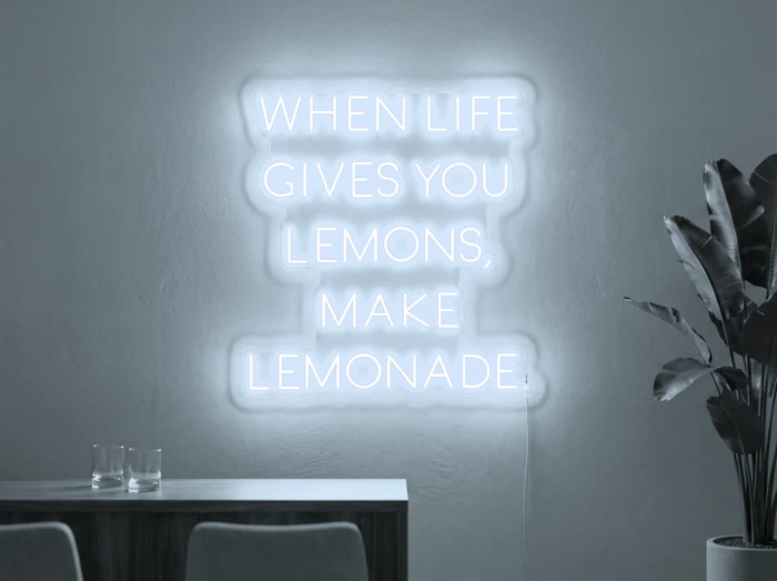 Neonskylt «When Life Gives You Lemons» i iskall vit LED-neon, monterad på vägg