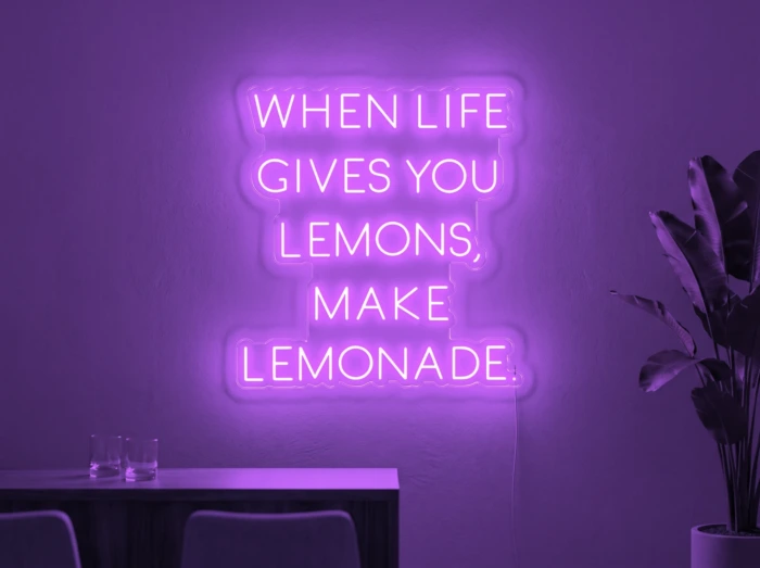 Neonskylt «When Life Gives You Lemons» i lila LED-neon, monterad på vägg
