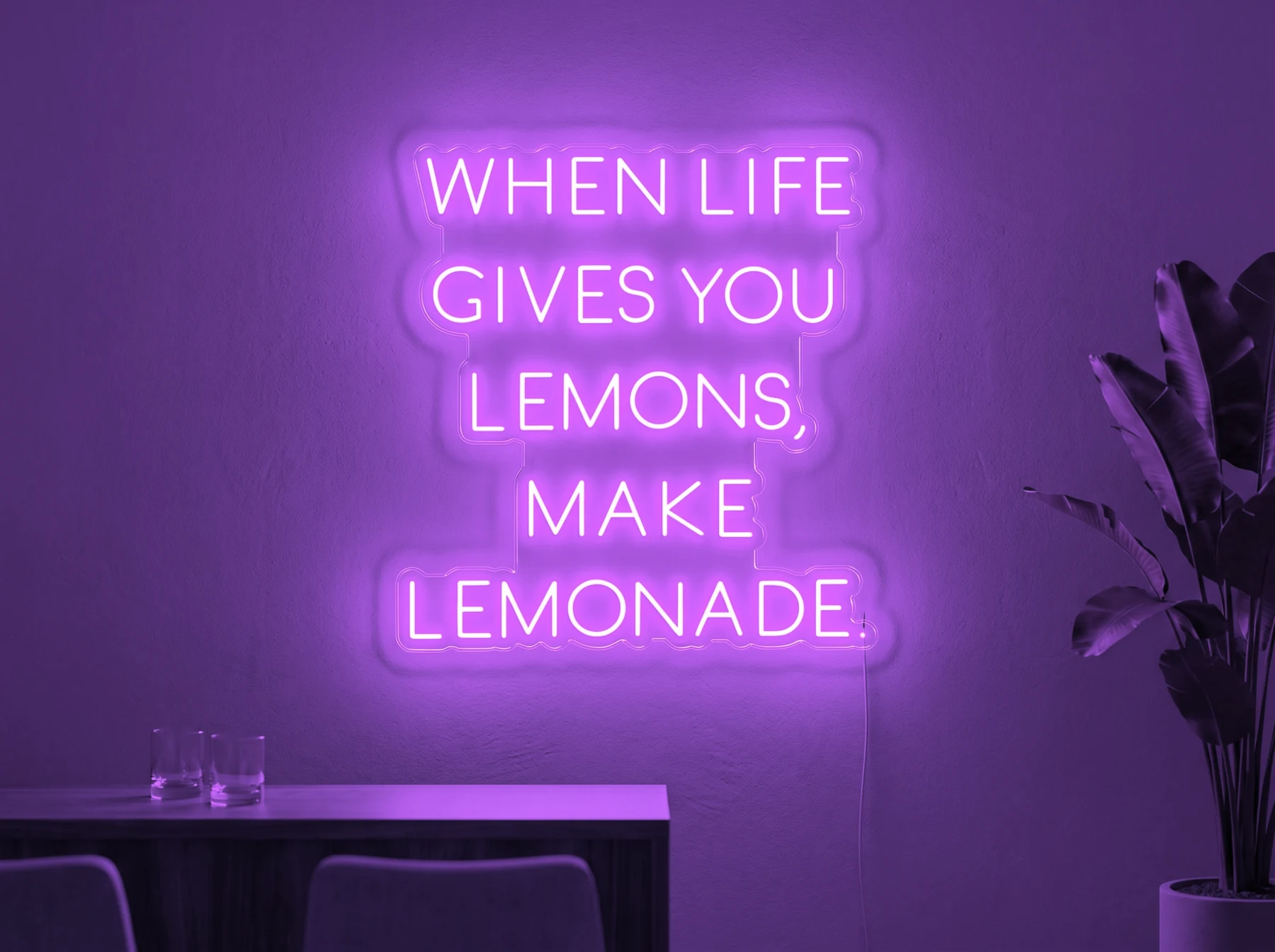Neonskylt «When Life Gives You Lemons» i lila LED-neon, monterad på vägg