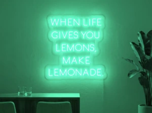 Neonskylt «When Life Gives You Lemons» i mintgrön LED-neon, monterad på vägg