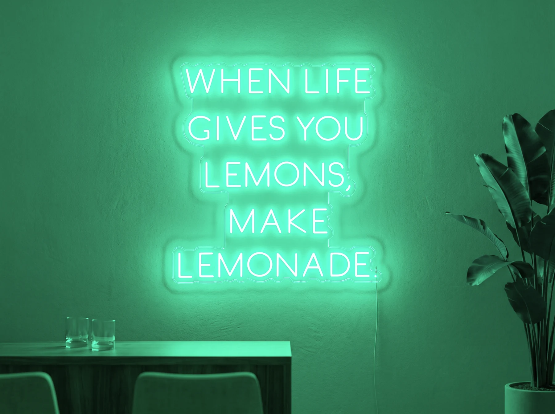 Neonskylt «When Life Gives You Lemons» i mintgrön LED-neon, monterad på vägg
