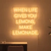Neonskylt «When Life Gives You Lemons» i orange LED-neon, monterad på vägg