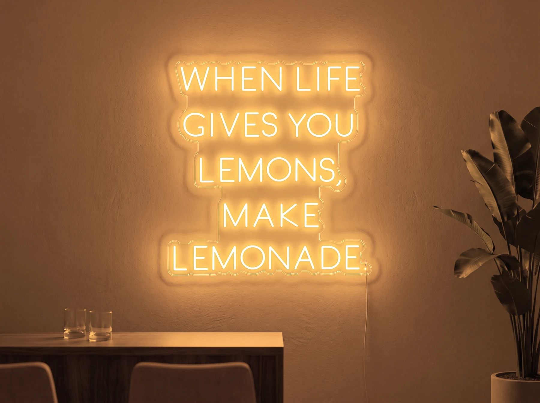 Neonskylt «When Life Gives You Lemons» i orange LED-neon, monterad på vägg