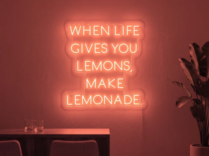 Neonskylt «When Life Gives You Lemons» i röd LED-neon, monterad på vägg