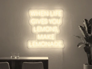 Neonskylt «When Life Gives You Lemons» i varmvit LED-neon, monterad på vägg