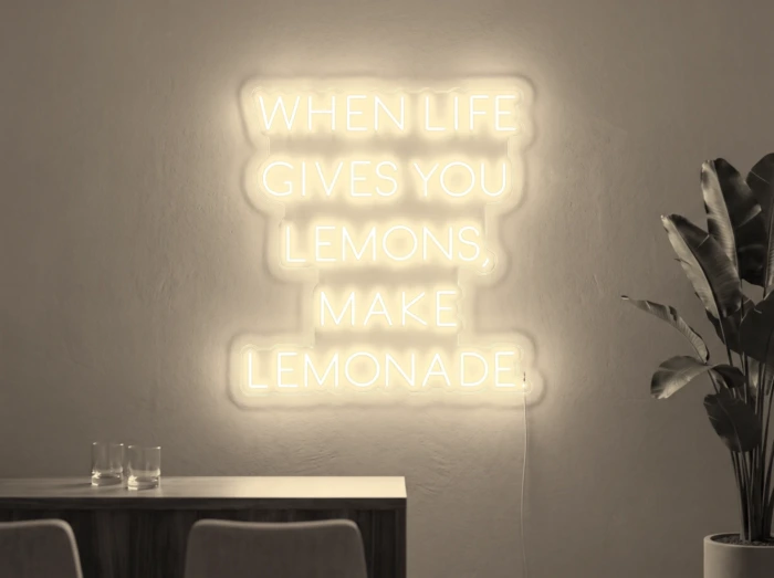 Neonskylt «When Life Gives You Lemons» i varmvit LED-neon, monterad på vägg
