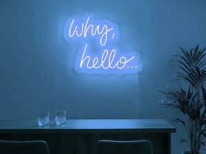 Neonskylt «Why Hello» i isblå LED-neon, monterad på vägg