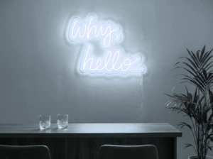 Neonskylt «Why Hello» i iskall vit LED-neon, monterad på vägg