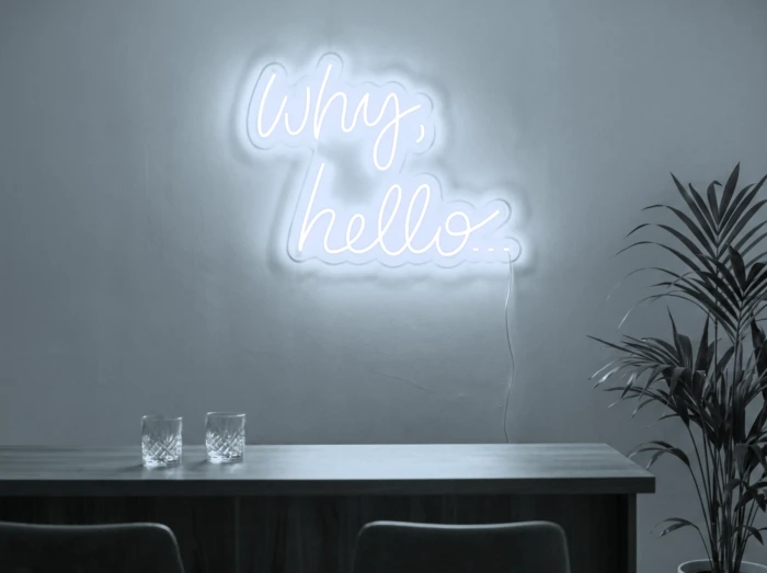 Neonskylt «Why Hello» i iskall vit LED-neon, monterad på vägg
