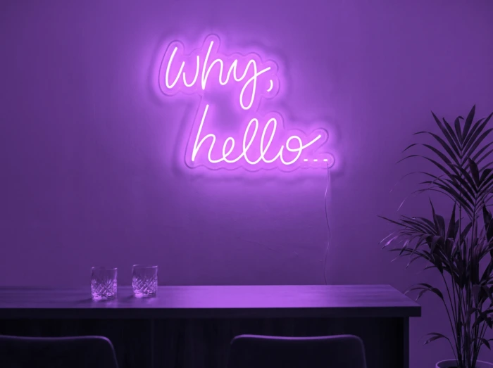 Neonskylt «Why Hello» i lila LED-neon, monterad på vägg