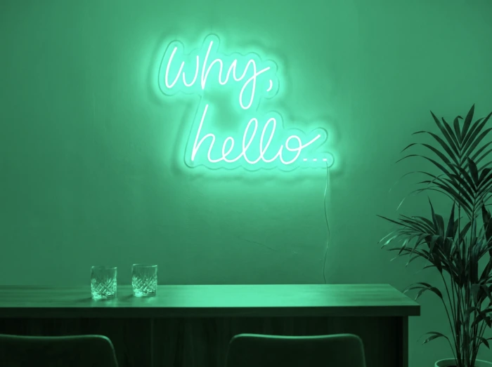 Neonskylt «Why Hello» i mintgrön LED-neon, monterad på vägg