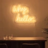 Neonskylt «Why Hello» i orange LED-neon, monterad på vägg