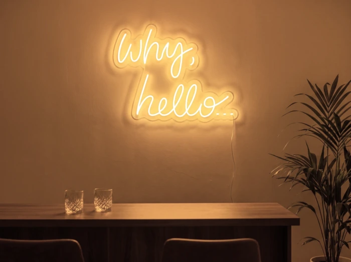 Neonskylt «Why Hello» i orange LED-neon, monterad på vägg