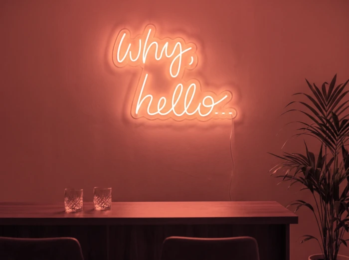 Neonskylt «Why Hello» i röd LED-neon, monterad på vägg