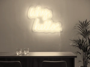 Neonskylt «Why Hello» i varmvit LED-neon, monterad på vägg