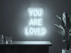Neonskylt «You Are Loved» i iskall vit LED-neon, monterad på vägg