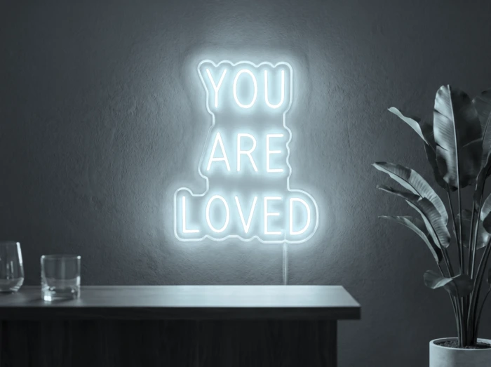 Neonskylt «You Are Loved» i iskall vit LED-neon, monterad på vägg