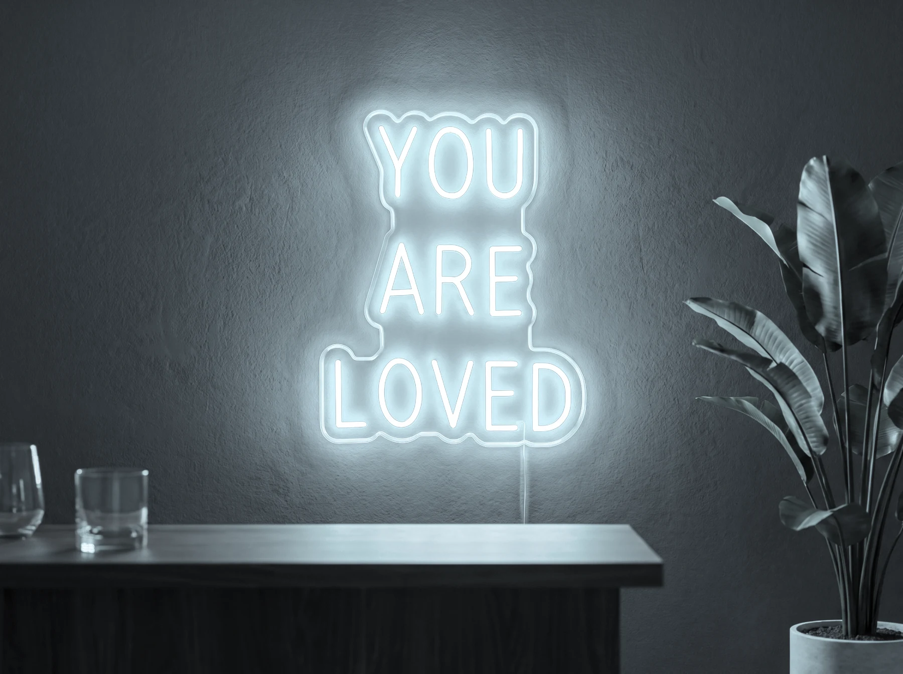 Neonskylt «You Are Loved» i iskall vit LED-neon, monterad på vägg