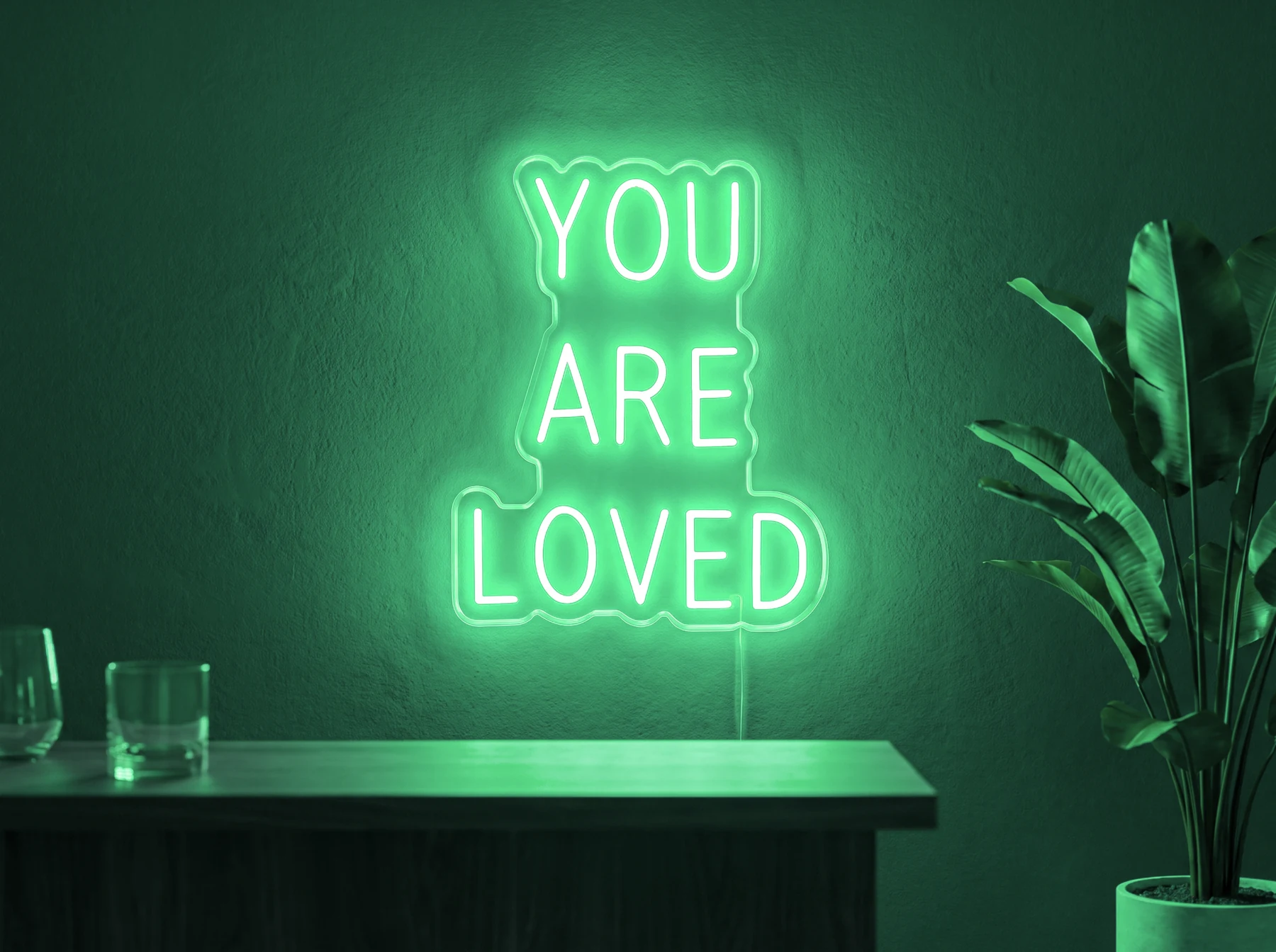 Neonskylt «You Are Loved» i mintgrön LED-neon, monterad på vägg
